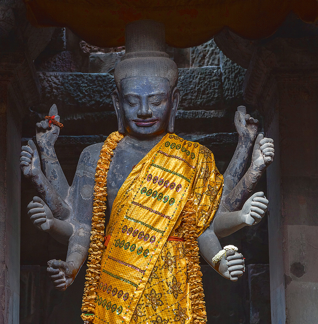 Из всего храмового комплекса наиболее известен Ангкор-Ват, посвященный индуистскому божеству Вишну. Его строительство началось в 1113 году