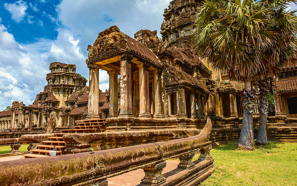 Каждая вершина храма и все надвратные башни (гопуры) были покрыты золотом, а стены строений — окрашены в белый цвет. Колонны на территории Ангкор-Вата были бледно-розовыми