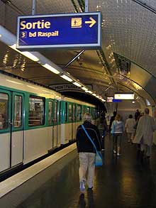Платформа метро в Париже